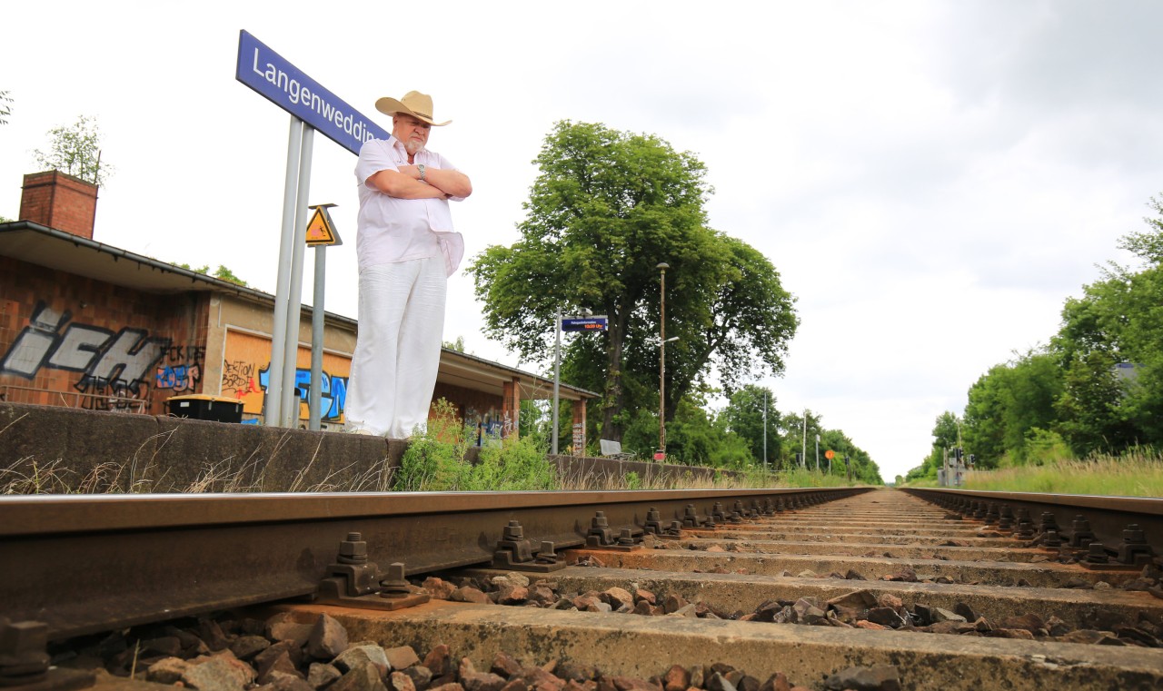 Hans Günter Bodewell steht 50 Jahre nach dem Unglück am Bahnhof in Langenweddingen (Sachsen-Anhalt). Die Schranke war aufgrund menschlichen Versagens nur zu einem Drittel geschlossen. Vor 50 Jahren sprang der damals 17-jährige Bodewell aus dem bereits brennenden Zug.