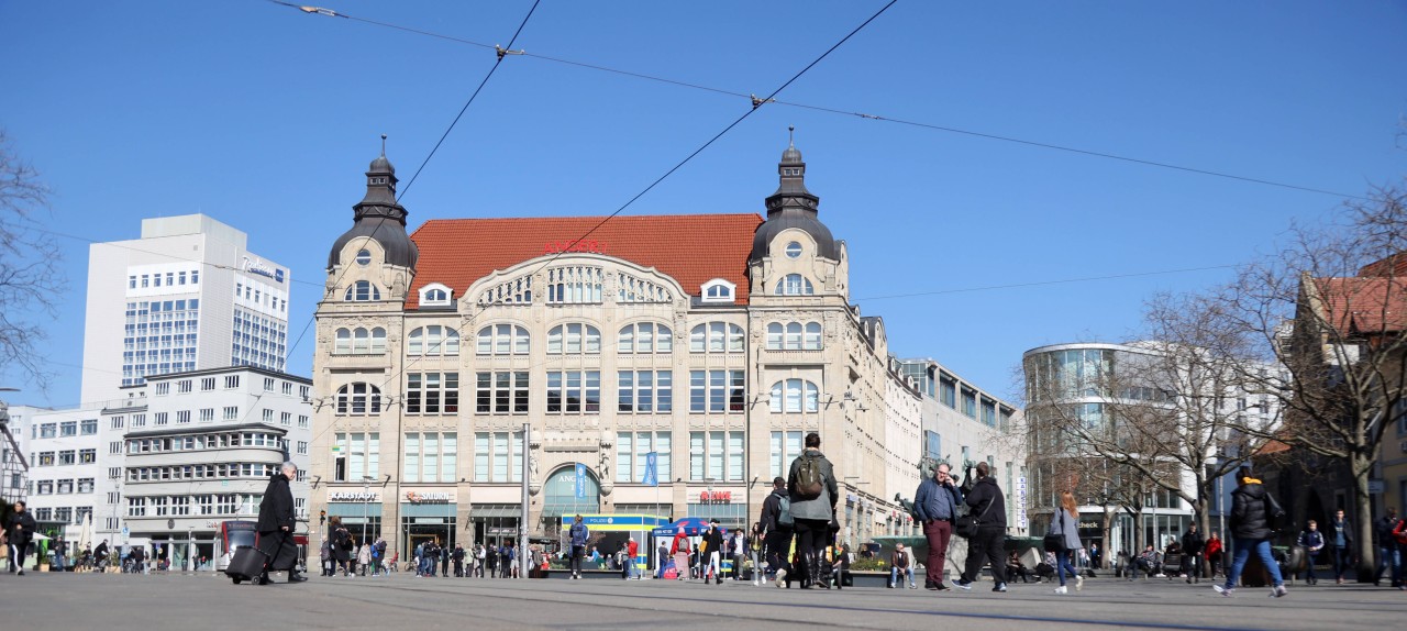 Im Anger 1 in Erfurt entscheidet jedes Geschäft selbst, ob weiterhin Maske getragen werden muss. (Archivbild)