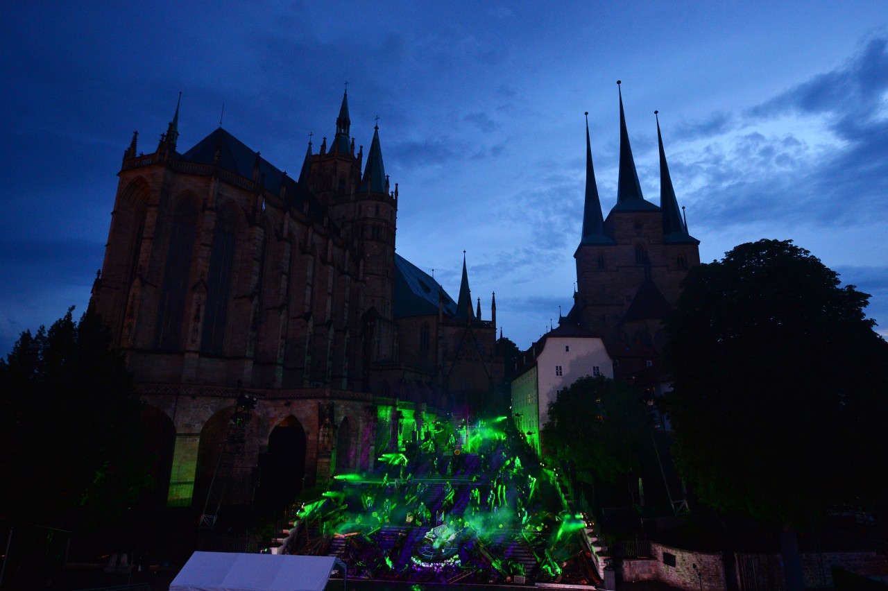 Eine Stunde lang bleibt der Domplatz in Erfurt ohne Licht. (Archivbild)