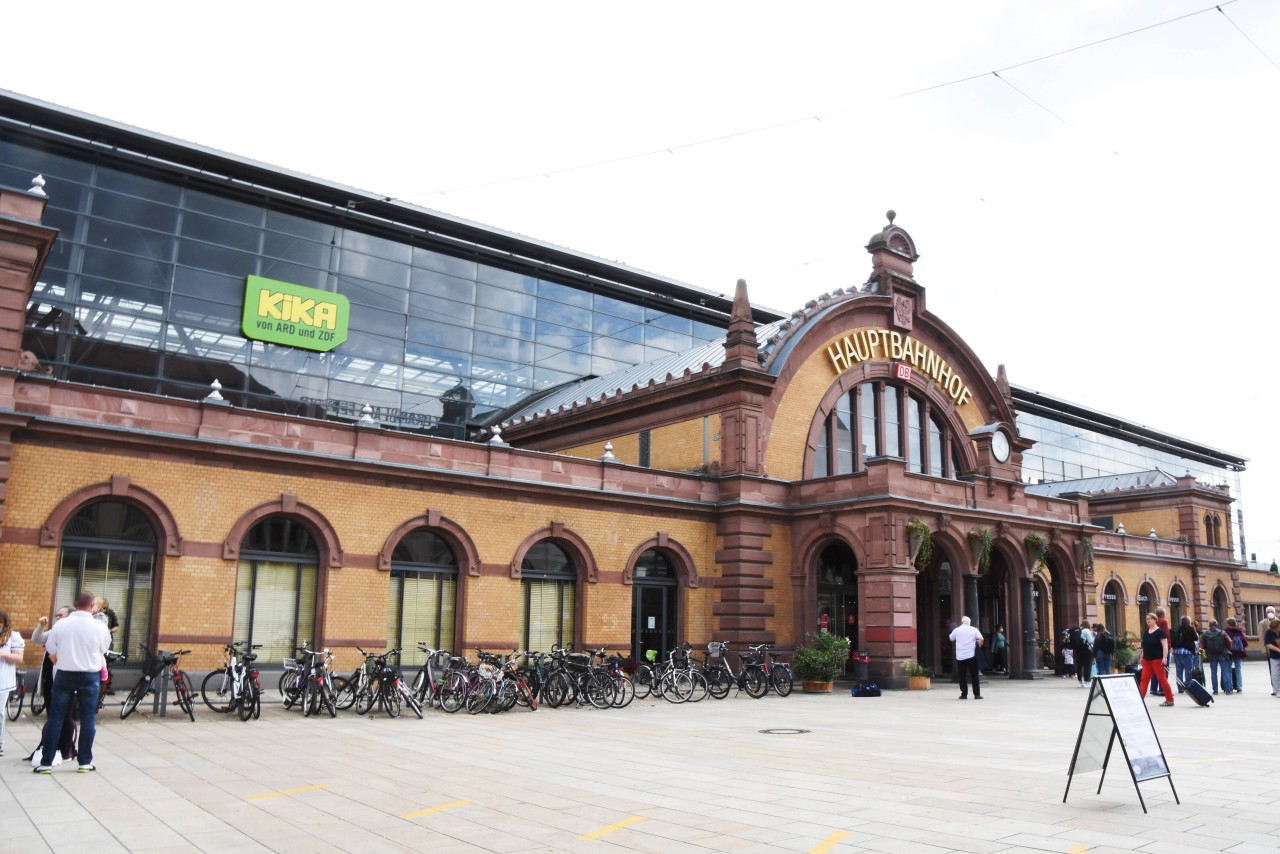 Weil sich ein Mann am Hauptbahnhof in Erfurt verdächtig verhielt, kontrollierte ihn die Polizei. Erfolgreich, wie sich herausstellte. (Archivbild)