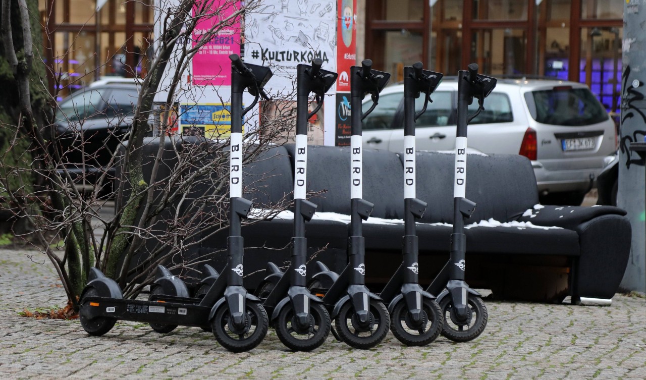 Seit 2020 kannst du mit den E-Scootern von Bird durch Erfurt rollen. (Archivbild)