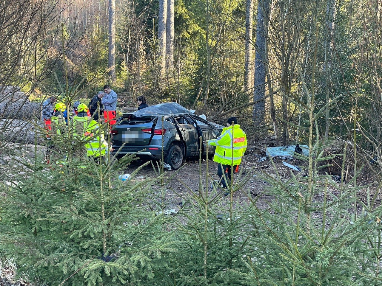 Ein Schulkind hat das Unfall-Wrack im Kreis Hildburhausen entdeckt.