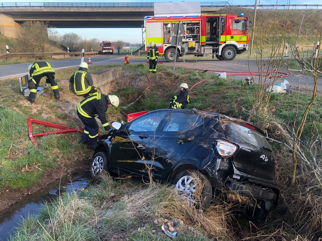 Auch die Feuerwehr musste anrücken, um die in den Bach laufenden Betriebsflüssigkeiten des Autos zu binden. 