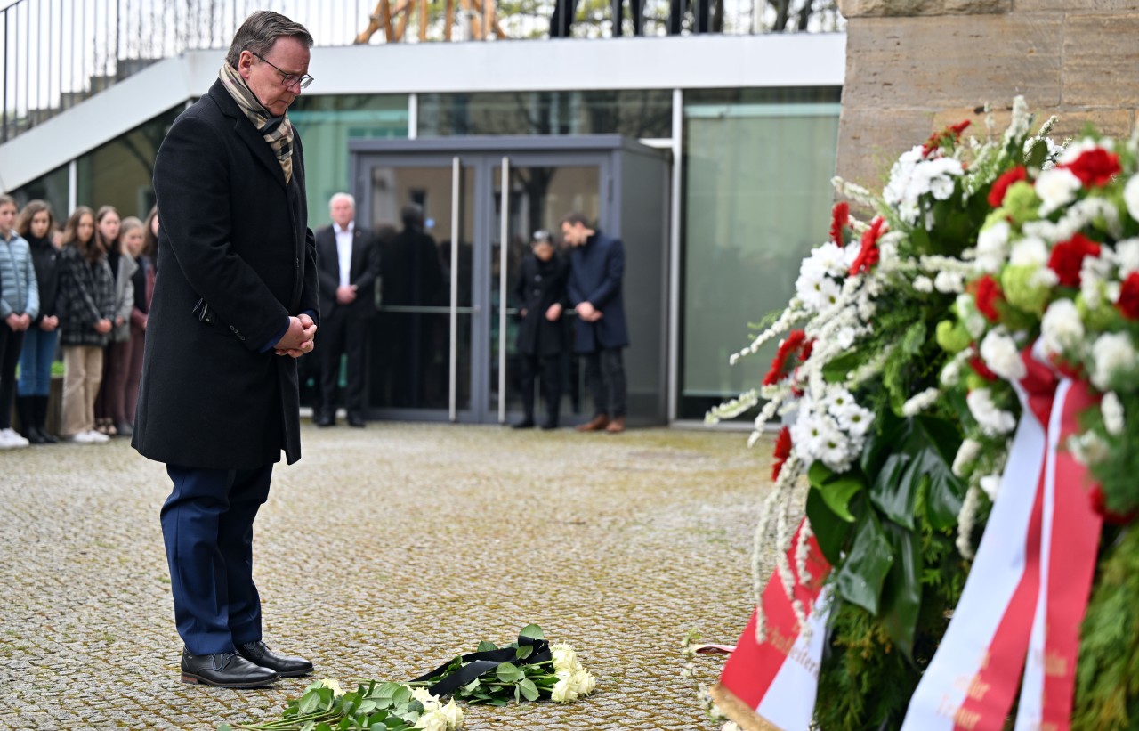 Bodo Ramelow (Die Linke) gedenkt der Opfer am Gutenberg-Gymnasium in Erfurt.