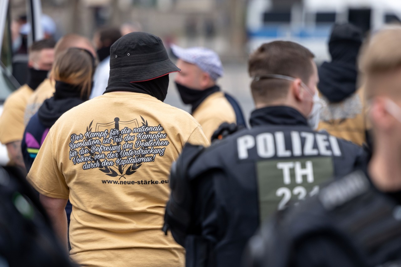 Die Neonazi-Gruppierung „Neue Stärke“ bei einer Kundgebung am 1. Mai 2021. (Archivbild)