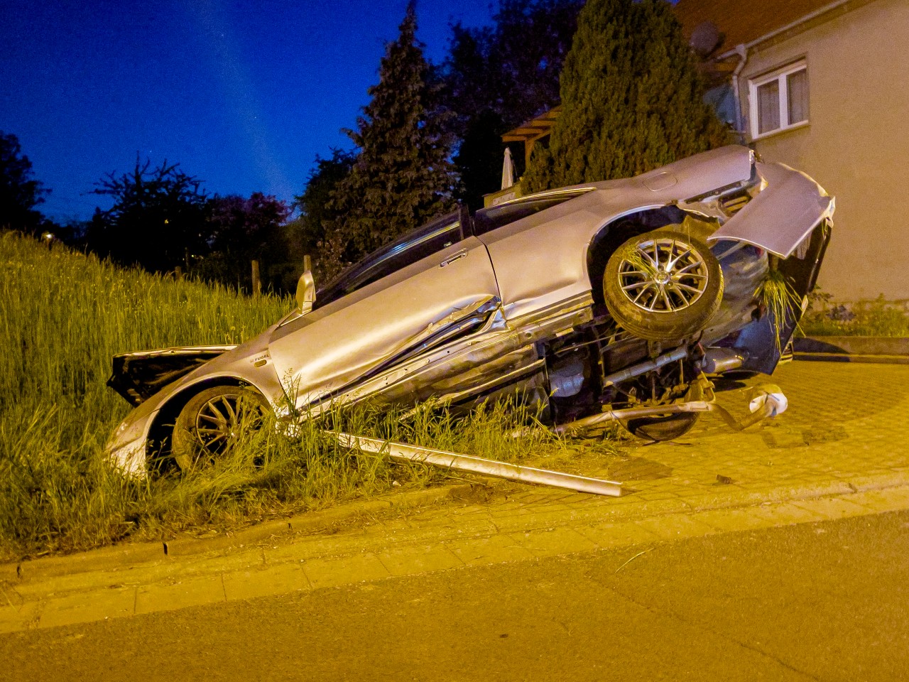 Ziemlich rasant war ein Mann mit seinem Auto in Erfurt unterwegs. Doch das nahm ein bitteres Ende. 