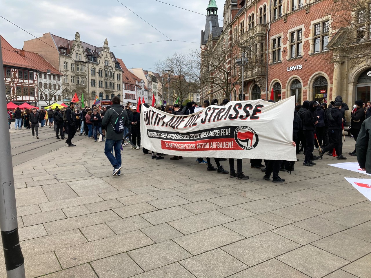 Auch die Antifa zog mit Teilnehmern am ersten Mai durch Erfurt. 