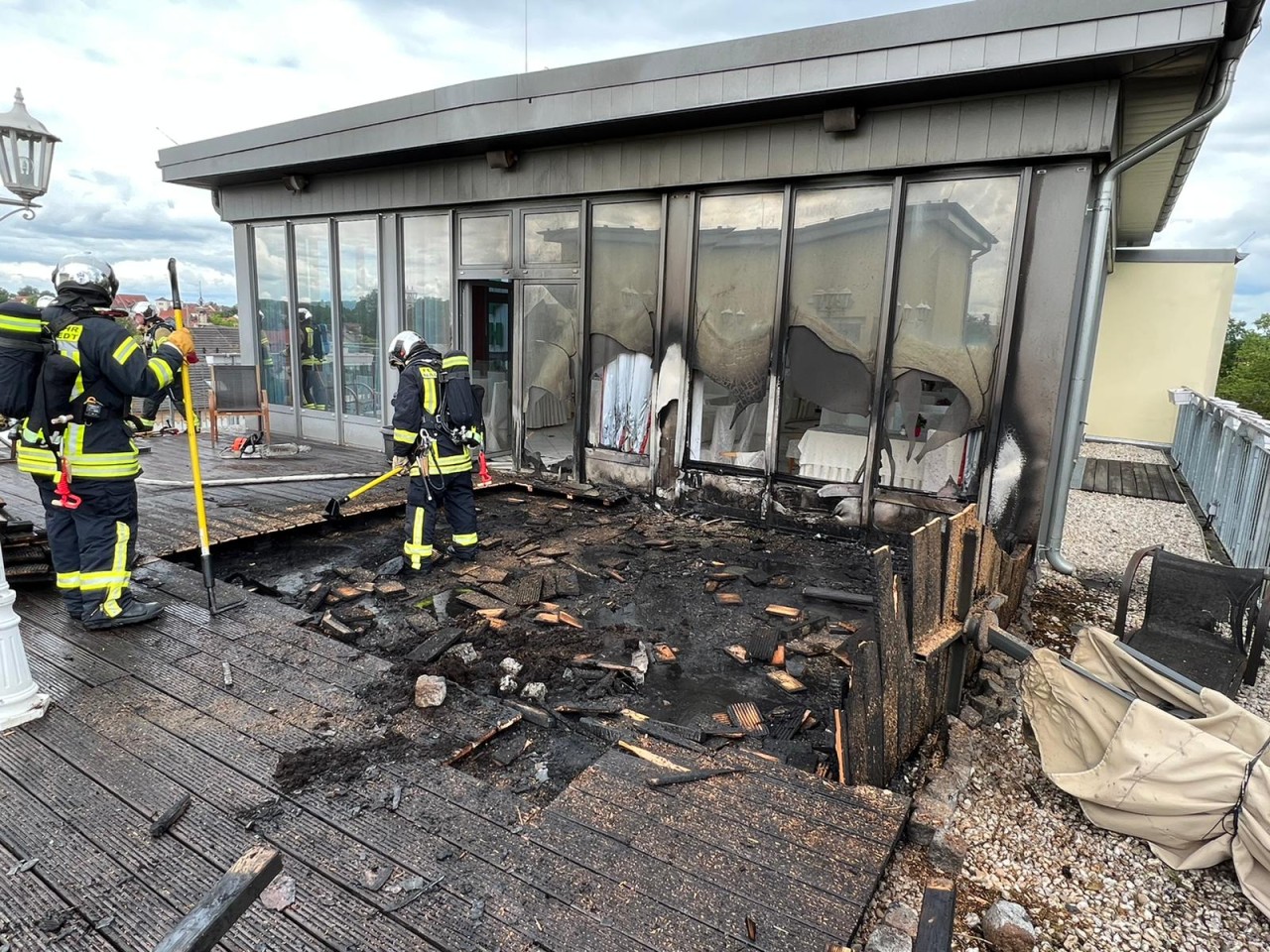 Hotel in Thüringen: Durch die Hitze gingen die Scheiben des angrenzenden Speisesaals kaputt.