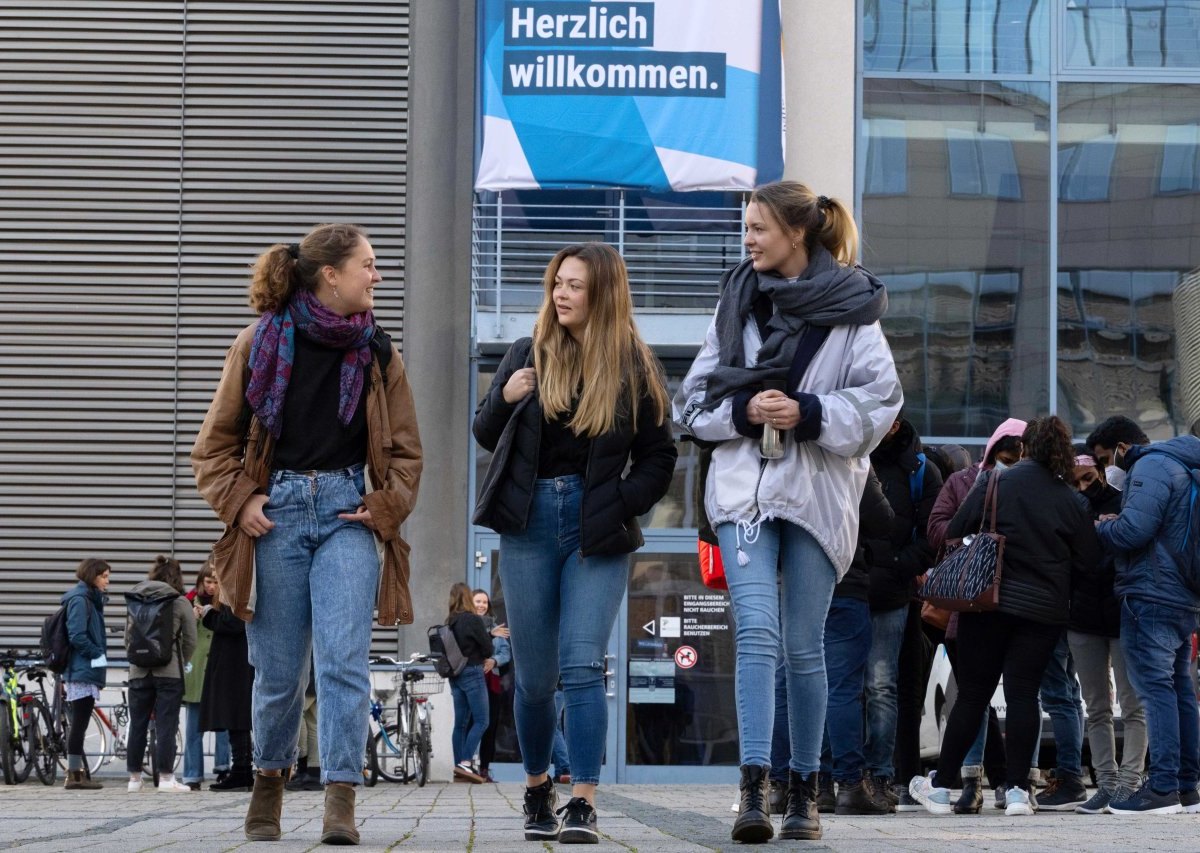 Jena Uni Studentinnen.jpg