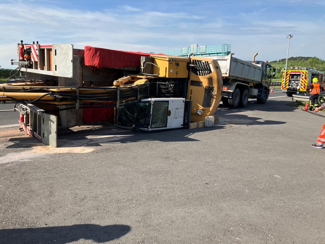 Ein Lkw-Anhänger ist auf der A38 bei Arenshausen (Thüringen) umgekippt.