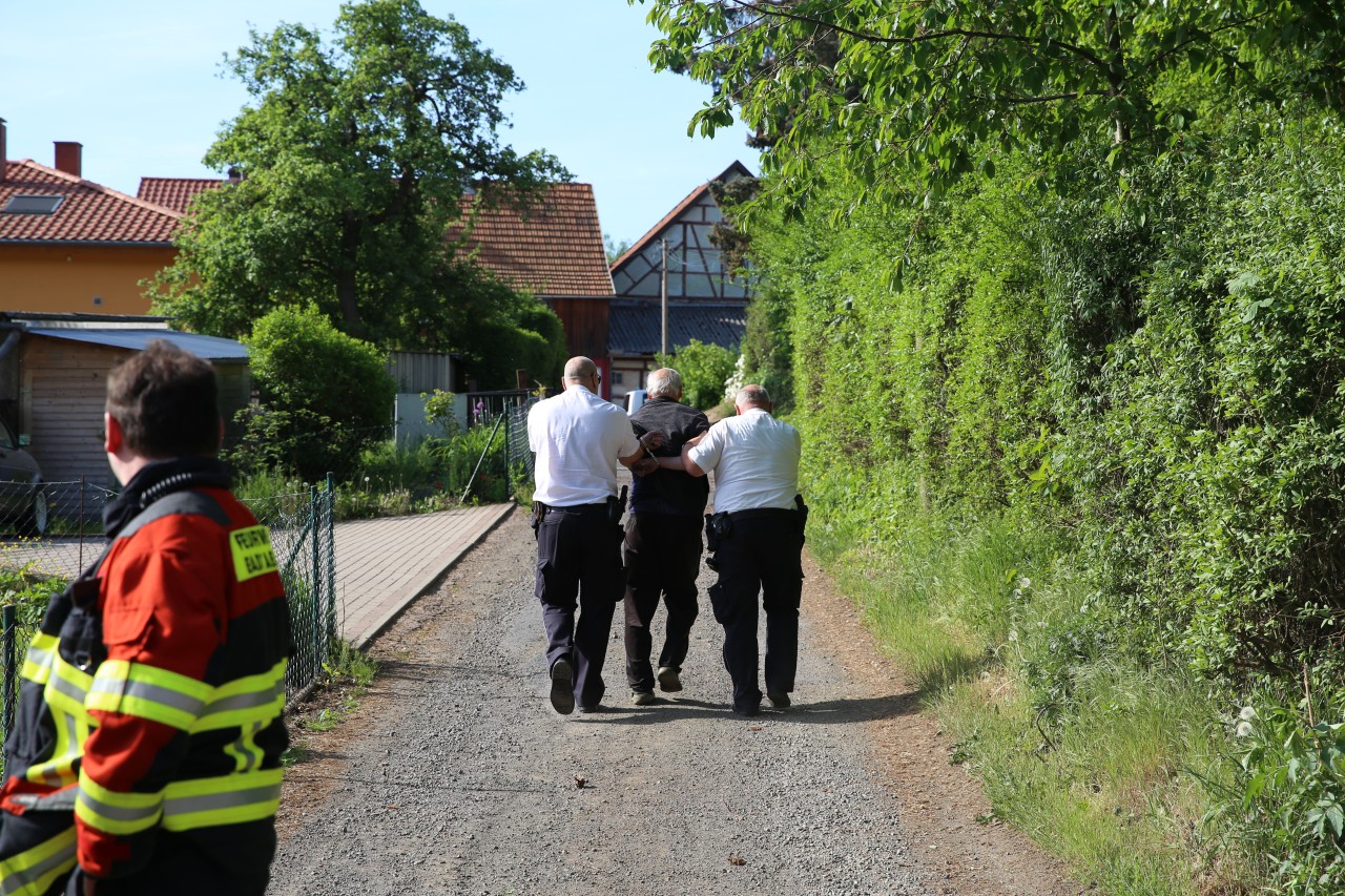 Der mutmaßliche Aggressor wurde von der Polizei abgeführt.