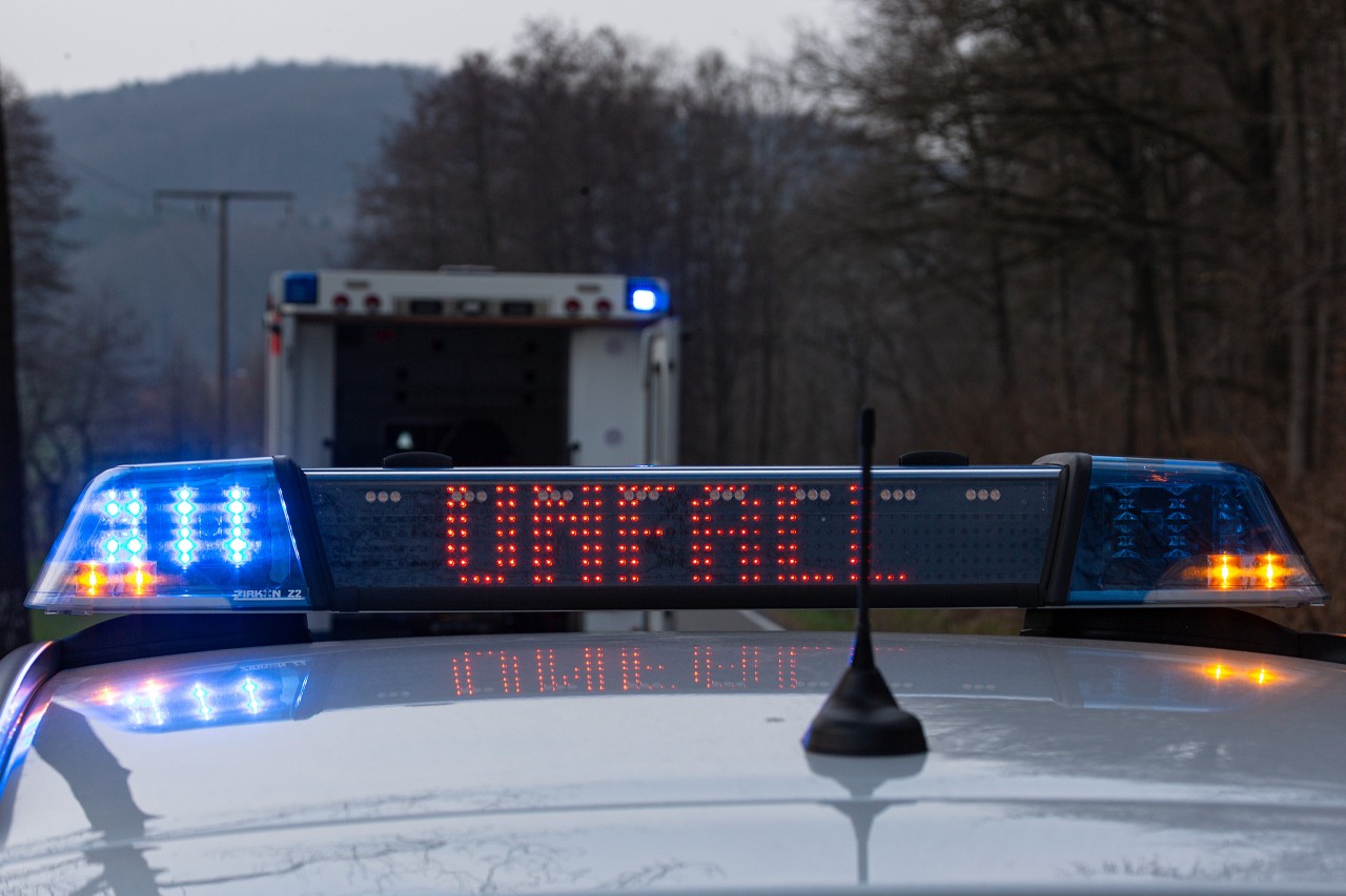 Wegen des tödlichen Unfalls in Thüringen war die betroffene Straße bis in den Abend gesperrt. (Symbolbild)