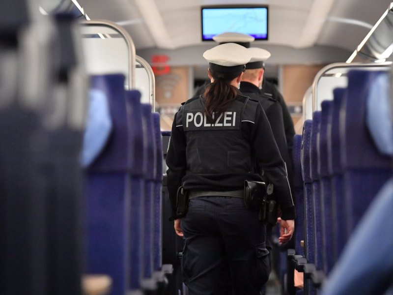 thüringen zug polizei.jpg