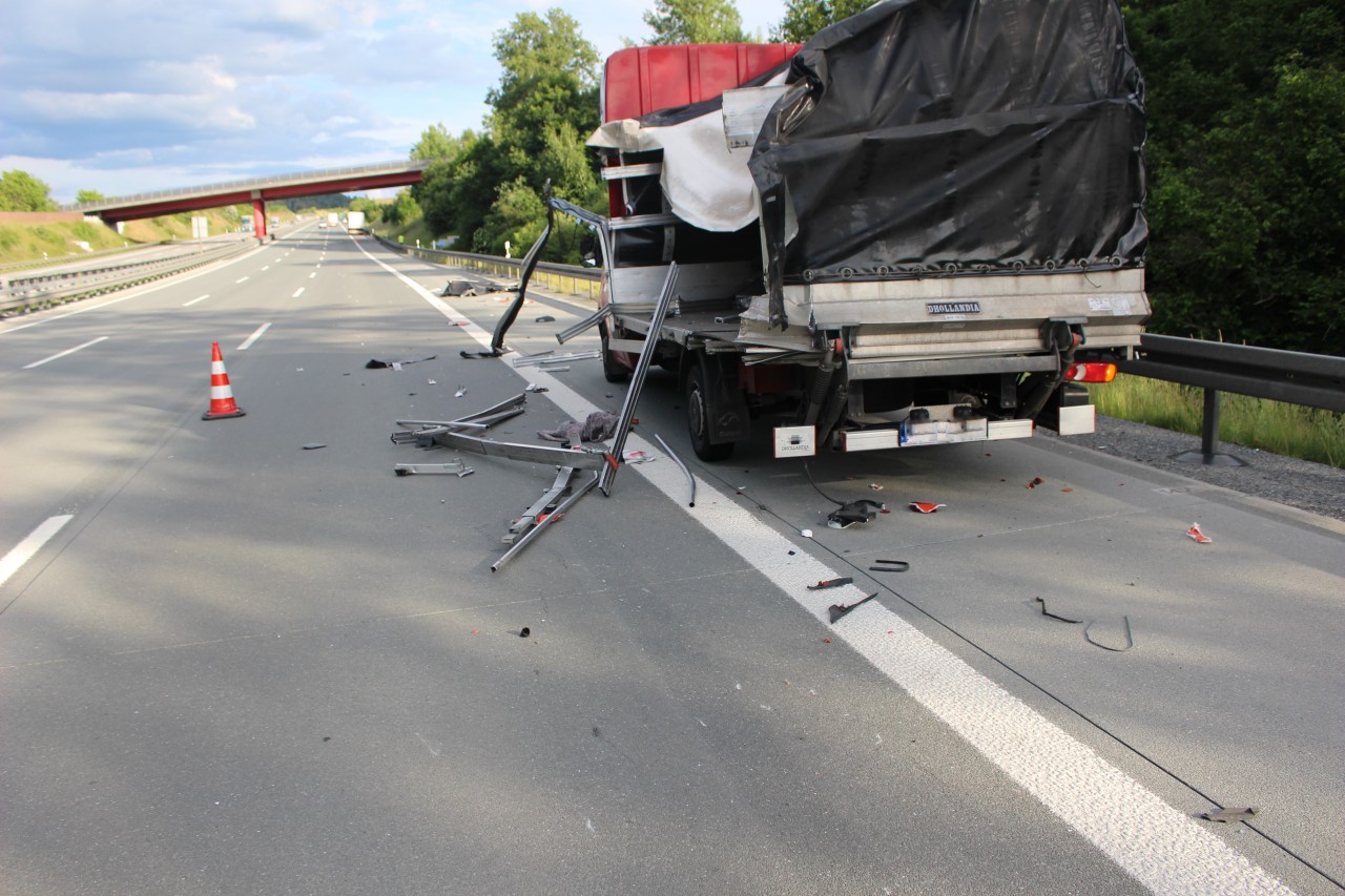 Auf der A9 im Saale-Orla-Kreis hat ein Lkw ein Pannenfahrzeug übersehen. 