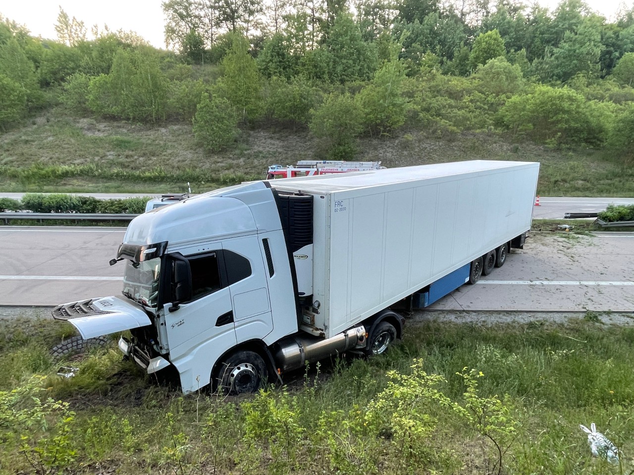 Nach dem Unfall auf der A71 in Thüringen blockierte der Lkw beide Fahrspuren.