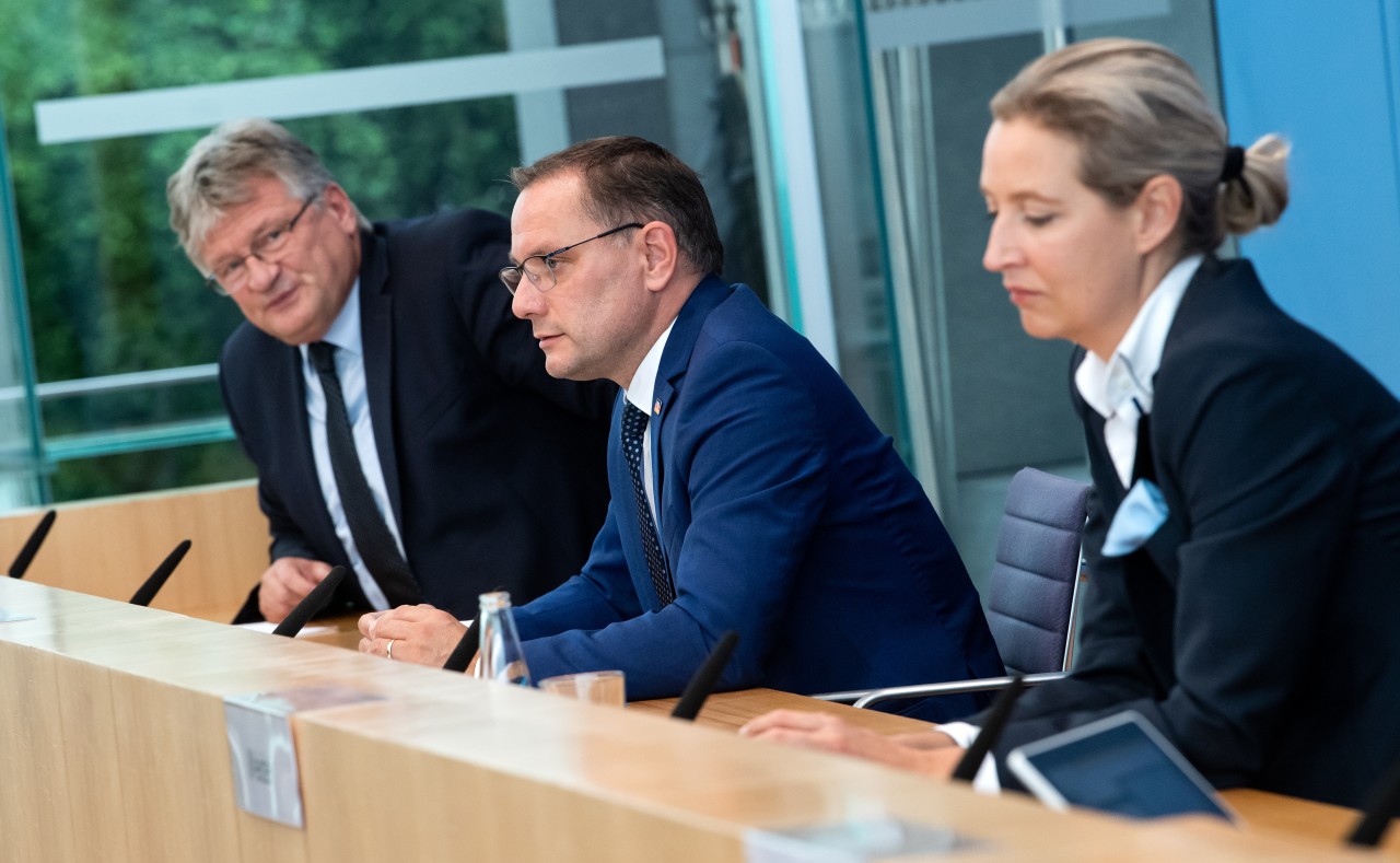 Nach dem Austritt von Jörg Meuthen (l.) steht Tino Chrupalla alleine an der AfD-Spitze. Zusammen mit Alice Weidel (r) leitet er die Bundestagsfraktion. (Archivbild)