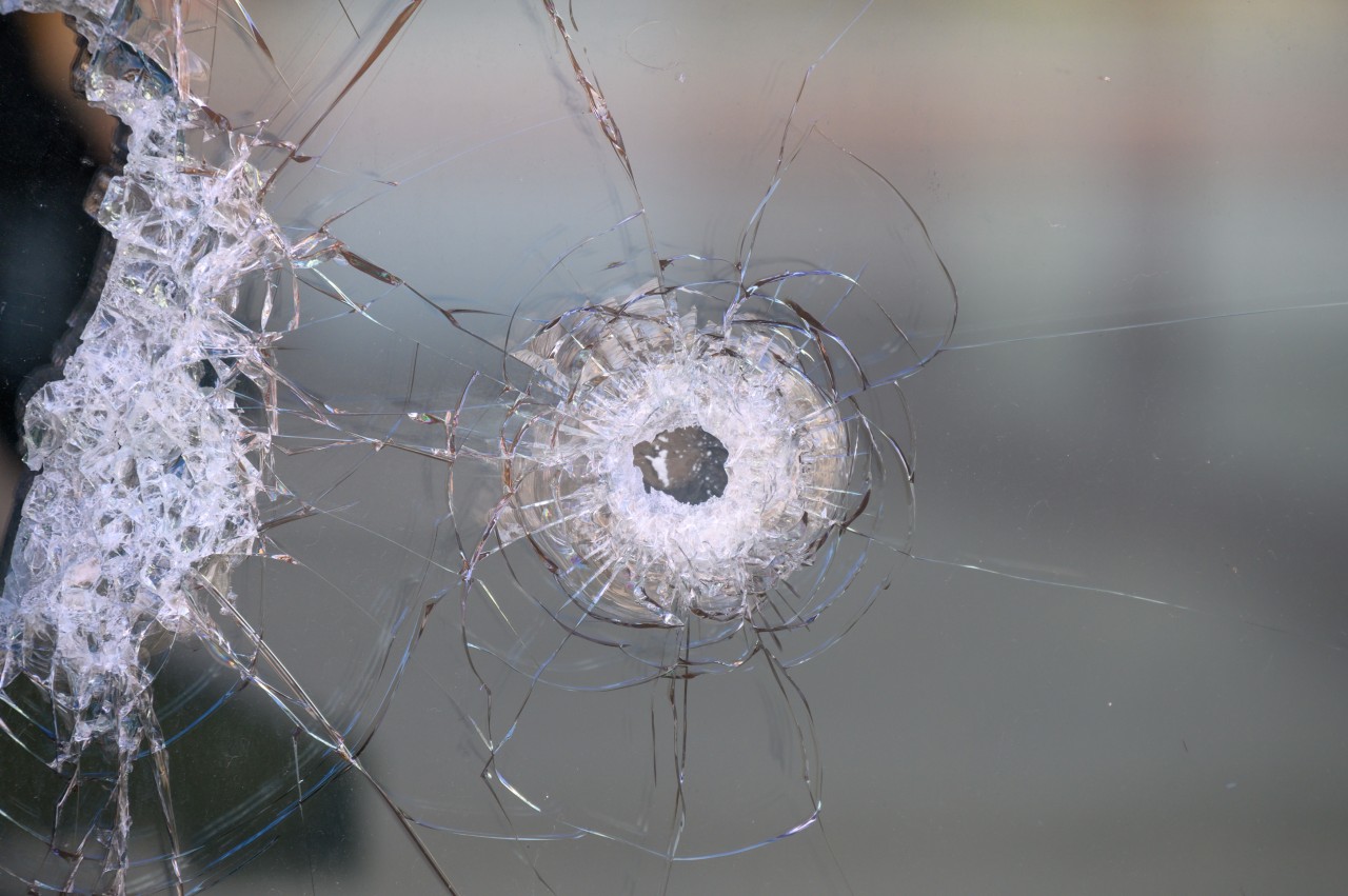 Mitarbeiter eines Ladens im Kreis Sömmerda fanden Einschusslöcher in mehreren Schaufensterscheiben. (Symbolbild)