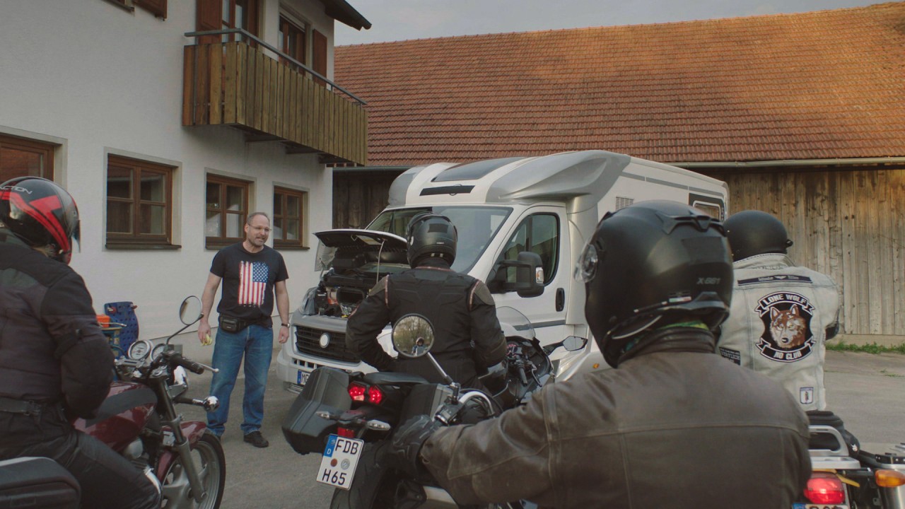 Walter Schuster fährt gerne Motorrad, aber erstmal steht ein Familien-Urlaub im Wohnmobil an. Doch dann verschwindet er spurlos.