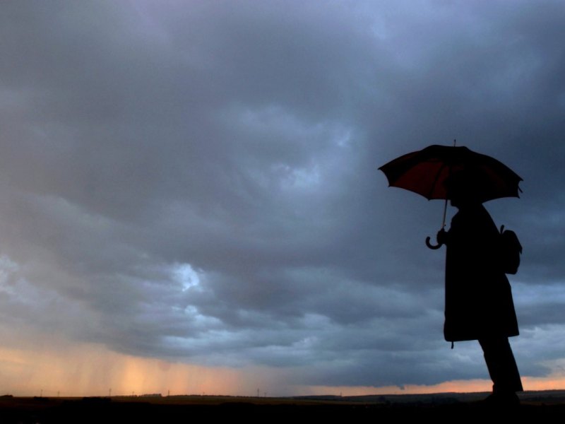 wetter thüringen frau regenschirm sommer pfingsten regen