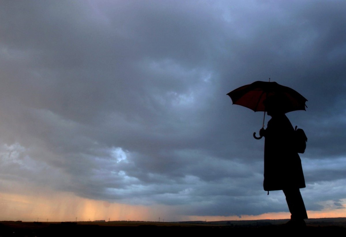 wetter thüringen frau regenschirm sommer pfingsten regen