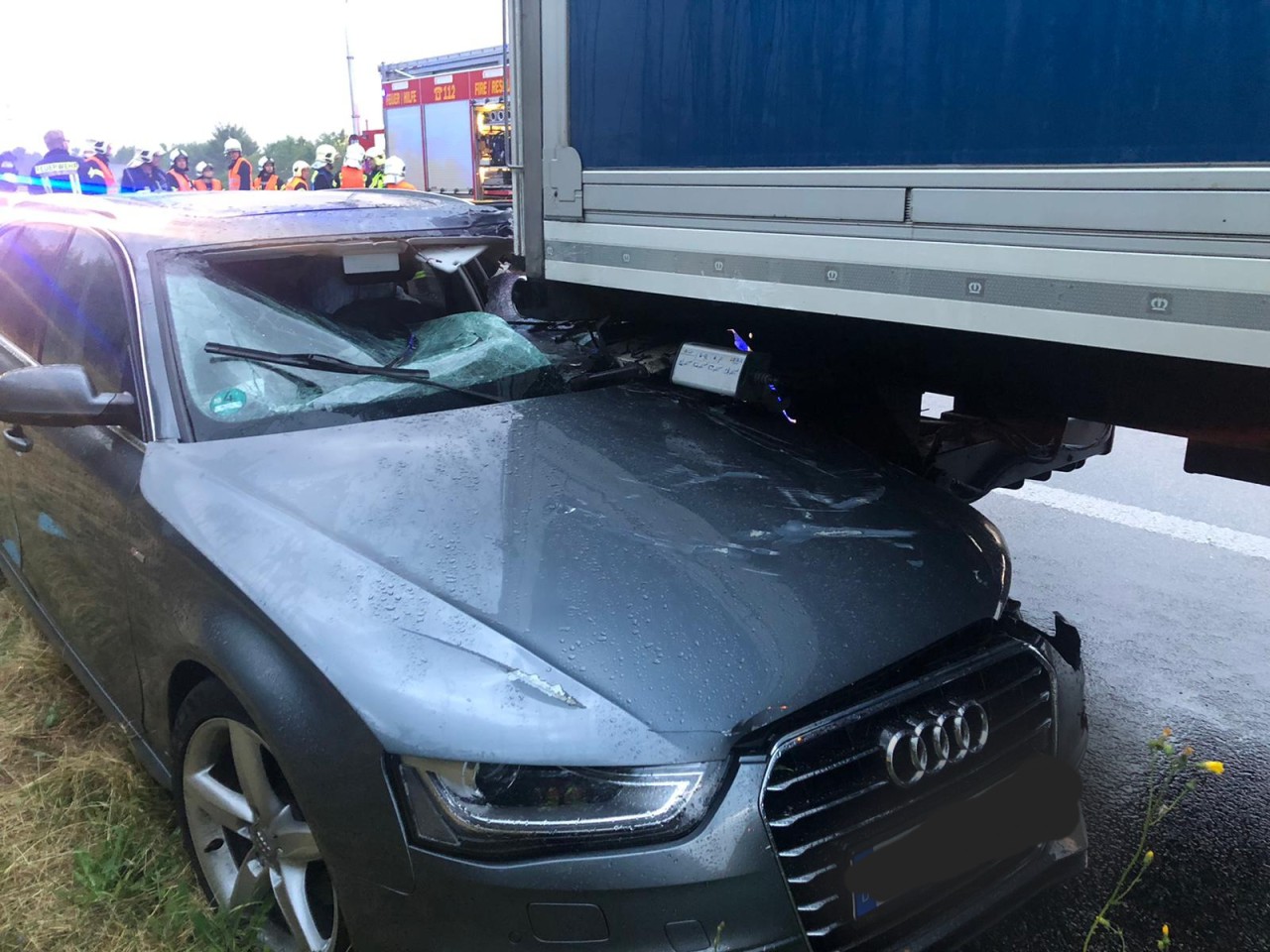 Der Audi ist auf der A4 bei Weimar unter dem Lkw stecken geblieben.