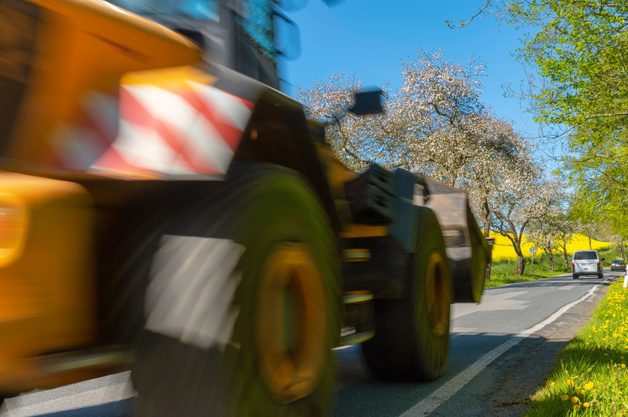 Auf der B62 kam ein Renault-Fahrer von der Fahrbahn ab, als er einen Trecker bei Bad Salzungen überholte. (Symbolbild)