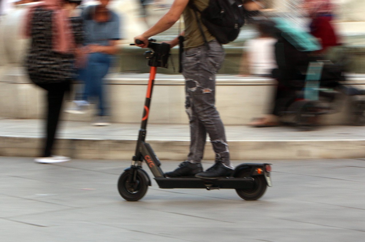 Der E-Scooter-Fahrer fuhr unerlaubt auf dem Fußweg, als er mit der Erfurterin zusammenstoß. (Symbolbild)