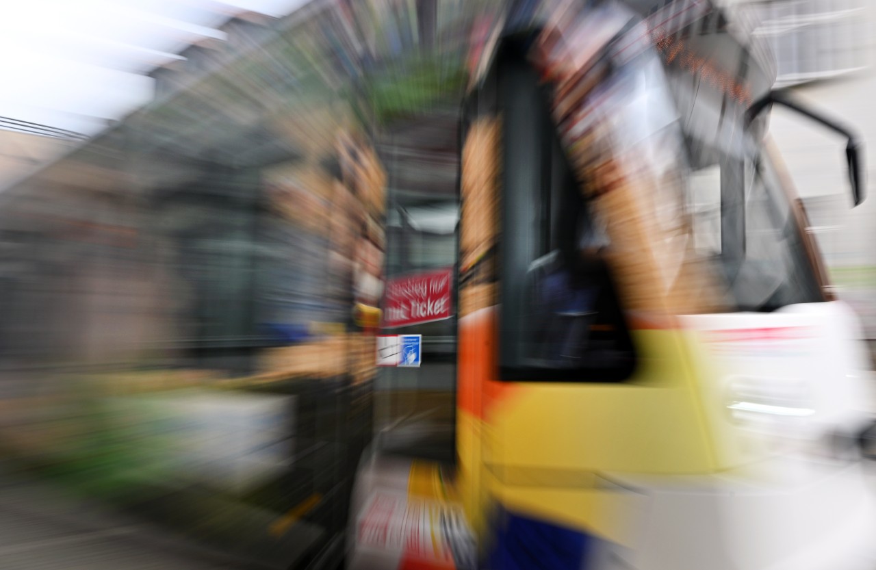 Eine Straßenbahn musste in Erfurt eine Vollbremsung hinlegen. (Symbolbild)