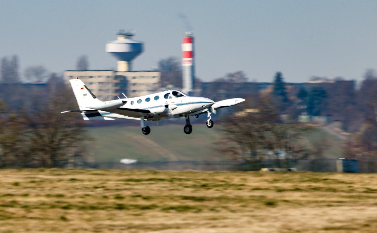 Am größten Flugplatz im Osten von Thüringen landen mittlerweile vor allem Privat- und Geschäftsflugzeuge. (Archivbild)