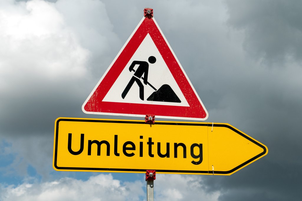 Baustellenschild und Umleitungsschild