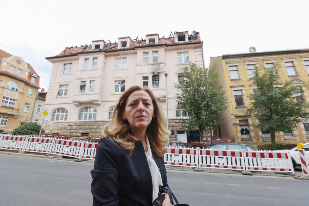 Bulgarische Botschafterin vor abgebranntem Mehrfamilienhaus in Apolda