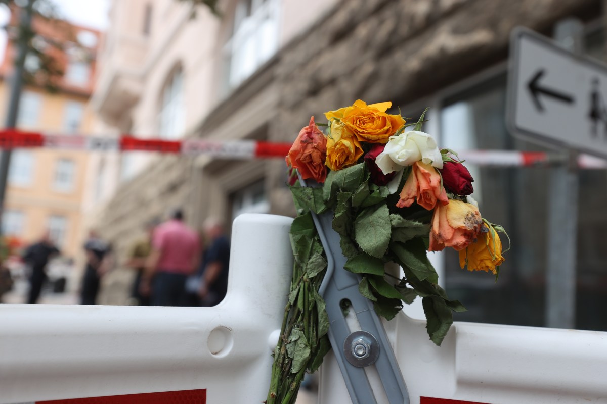 Blumenstrauß hängt an Absperrung vor Brandhaus in Apolda