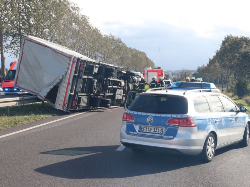 Sturm: Lkw auf B4 bei Erfurt umgeweht