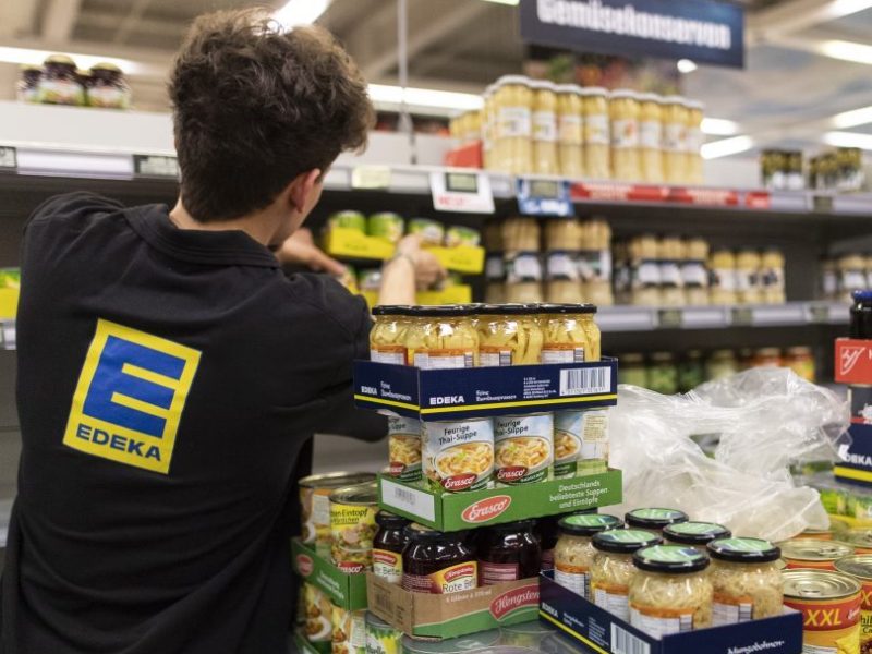Edeka Mitarbeiter sortiert Lebensmittel