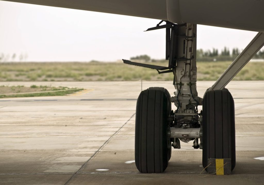Flugzeug detailaufnahme Reifen auf Landebahn