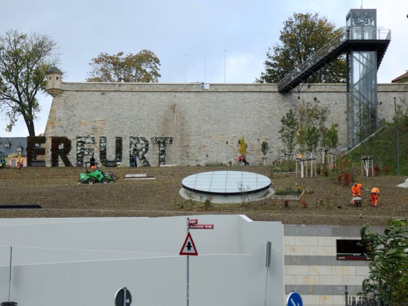 Blick auf den Erfurt-Schriftzug am Petersberg