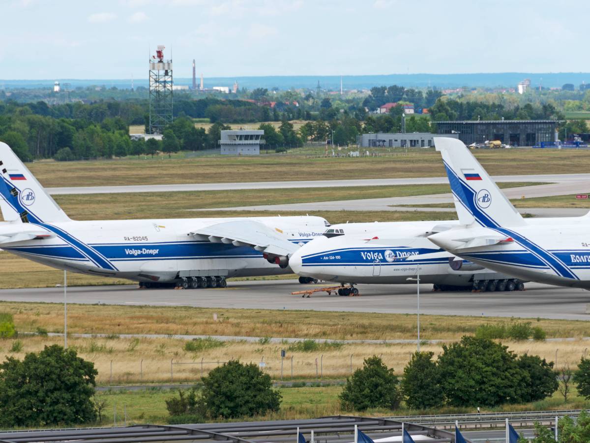 Blick auf den Flughafen Leipzig mit drei russischen Fliegern