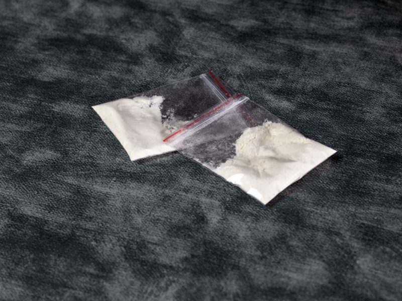 Tüte Chyrstal Meth liegt auf einem Tisch