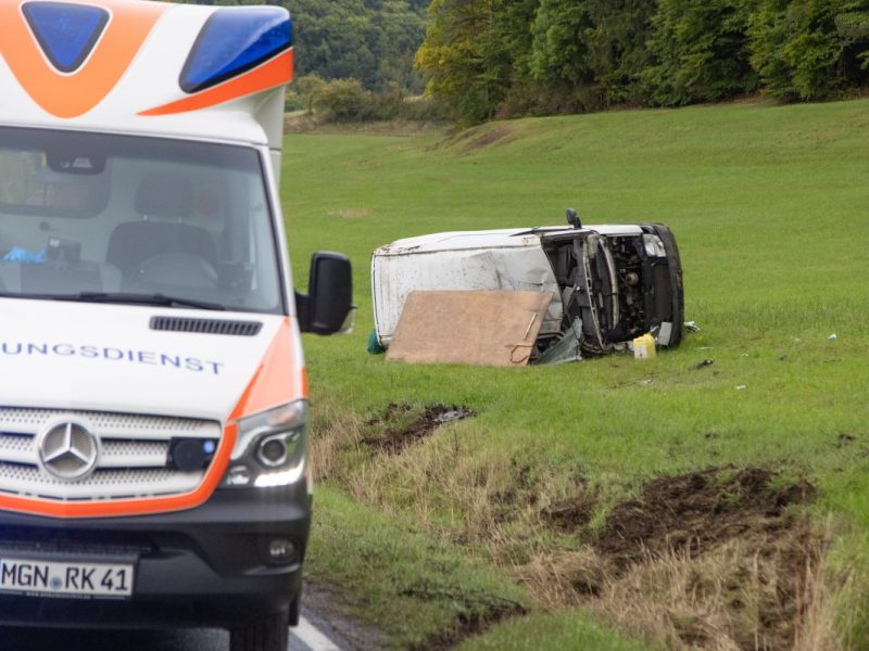 Rettungsdienstwagen steht vor verunfalltem Auto