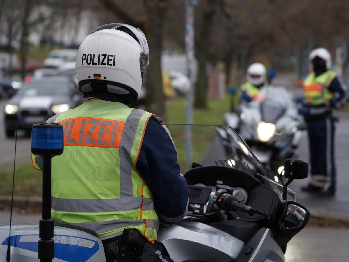 Die Polizei begleitet den Autokorso in Jena. (Symbolbild)