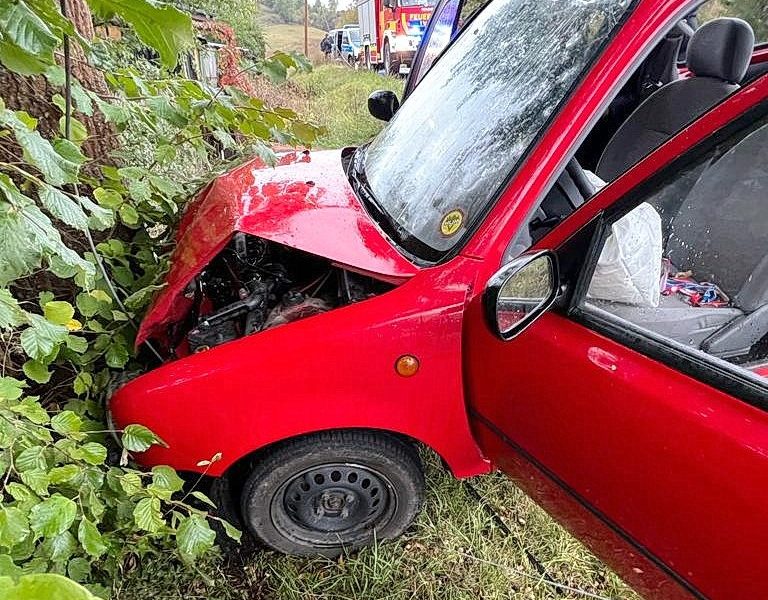 Unfallauto kracht in Baum