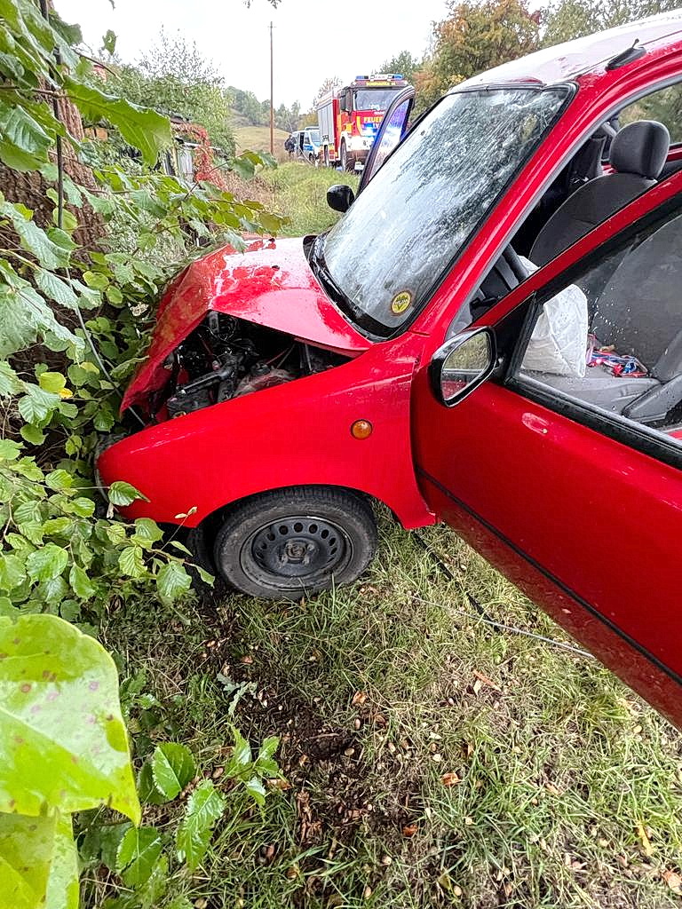 Unfallauto kracht in Baum 