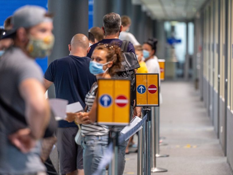 Menschen warten am Flughafen Leipzig/Halle