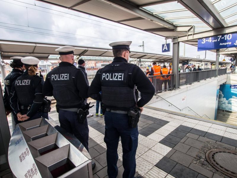 Bundespolizei und Kripo sind nach Sprengsatz-Fund alarmiert.