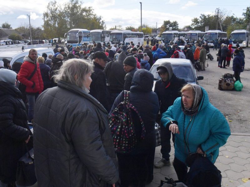 Ukrainer flüchten und warten auf den Bus