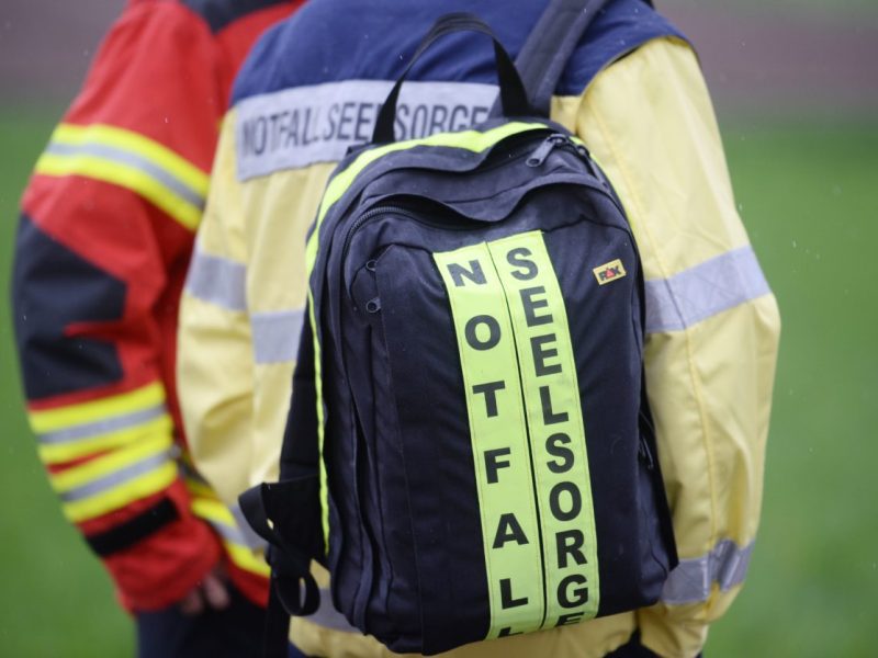 In Thüringen ist eine 17-Jährige bei einem Unfall ums Leben gekommen. Notfallseelsorger kümmerten sich um ihre Familie und die Einsatzkräfte vor Ort. (Symbolbild)