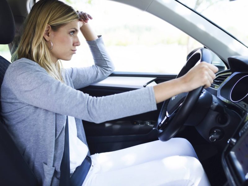 Jena genervte Frau sitzt im Auto
