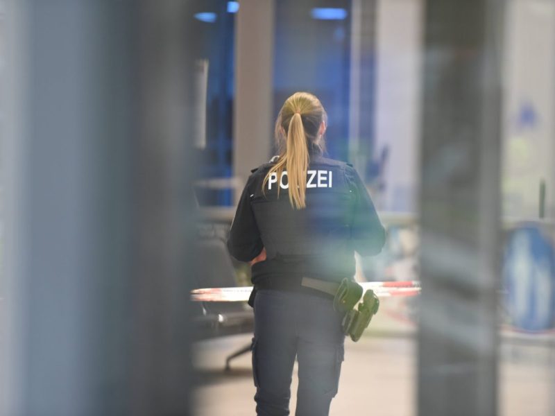 Die Bundespolizei sperrte am Mittwoch Teile des Terminals B am Flughafen Leipzig.