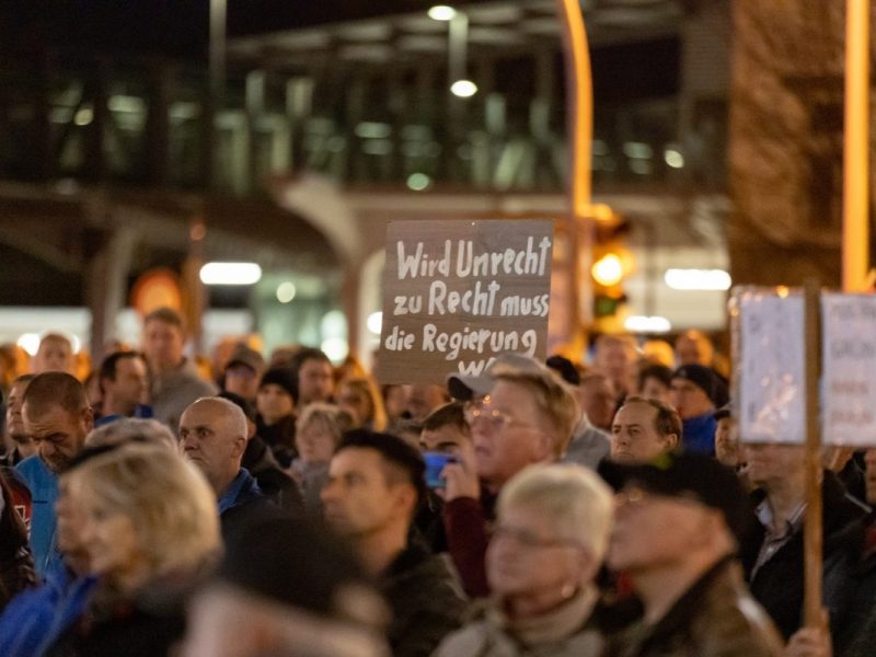 In Sonneberg (Thüringen) sind am Abend rund 1.300 menschen auf die Straße gegangen.