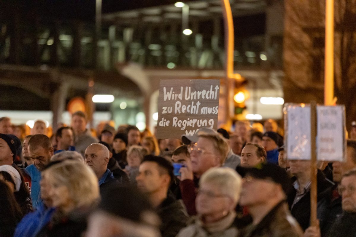 In Sonneberg (Thüringen) sind am Abend rund 1.300 menschen auf die Straße gegangen.